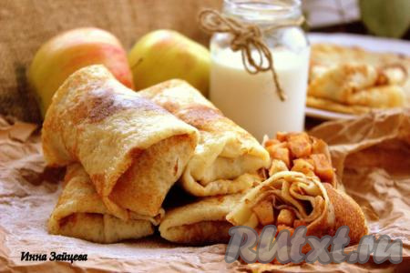 Блины, фаршированные яблоками с корицей