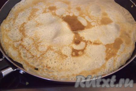 На среднем огне жарить блинчик до румяности с одной стороны, перевернуть и обжарить до румяности с другой стороны.