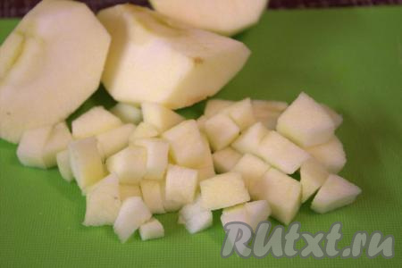 Для приготовления начинки очистить от кожицы яблоки и удалить сердцевину. Нарезать яблоки на кубики желаемого размера.