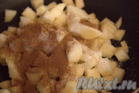 Хорошо разогреть сковороду, выложить в неё сливочное масло, нарезанные яблоки, всыпать сахар и молотую корицу, хорошо перемешать и тушить на среднем огне минут 10-15 (кусочки яблок должны стать достаточно мягкими, время тушения зависит от сорта яблок).