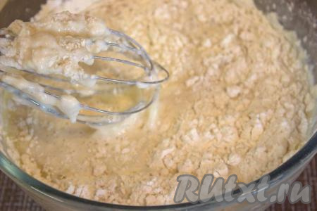 Всыпать просеянную муку, венчиком тщательно перемешать получившееся тесто (до однородности).