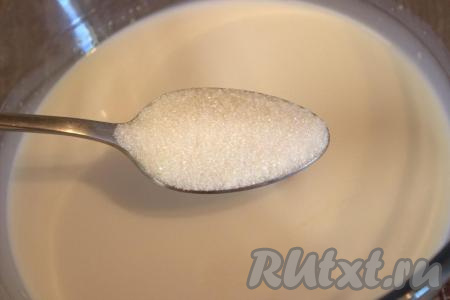 В молочно-яичную смесь всыпать ванильный сахар, соль и сахар, хорошо перемешать.
