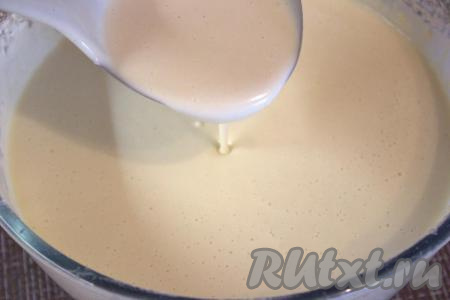 Тесто получится однородным, не густым. Оно легко льётся с ложки. Дать готовому тесту постоять минут 10.