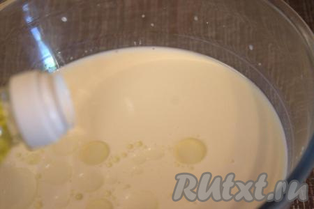 Затем влить растительное масло, перемешать венчиком получившуюся смесь.