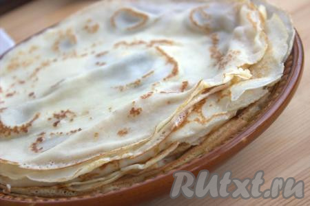 Таким образом пожарить все блинчики, смазывая каждый раз сковороду тонким слоем растительного масла.