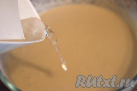 Далее тонкой струйкой, непрерывно перемешивая, влить в тесто кипяток.