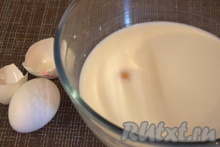 Яйца вбить в глубокую миску, влить молоко и перемешать венчиком.