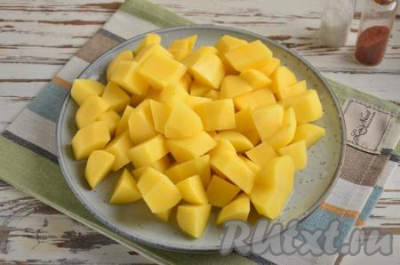 Пока варится бульон, почистите и вымойте картофель, нарежьте небольшими кубиками (или соломкой). Спустя 35 минут с начала варки бульона можно положить нарезанную картошку в кастрюлю, довести до кипения и уменьшить огонь.