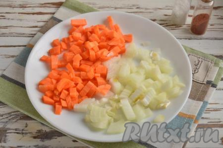Оставшиеся очищенные морковь и лук мелко нарежьте.