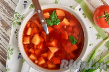 В процессе варки свекольника достаньте куриное мясо и разберите&nbsp;его на небольшие кусочки, затем верните назад в кастрюлю. Можно также добавить за 5-7 минут до готовности 1 столовую ложку яблочного уксуса или аналогичное количество лимонного сока - это придаст кислинку и сохранит яркий цвет. Подавать свекольник с курицей нужно в горячем виде, дополнив свежей зеленью и сметаной.