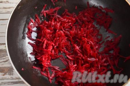 Разогрейте 1 столовую ложку растительного масла, выложите свеклу и обжаривайте в течение 3-4 минут на небольшом огне, помешивая, затем добавьте в кастрюлю с супом. Получается, что с момента загрузки обжаренных овощей до момента загрузки свеклы пройдёт минут 5. Также&nbsp;добавьте соль и специи, варите свекольник с курицей минут 15, неплотно накрыв кастрюлю крышкой.