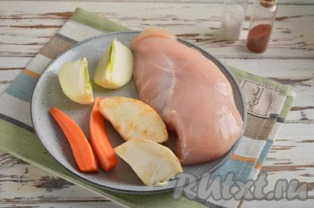 Сначала нужно поставить вариться куриный бульон. Помойте куриное филе (или другие части курицы), обрежьте всё лишнее. Вымойте и почистите морковь, лук, 50 грамм корня сельдерея. Куриное мясо, половинку луковицы, половинку моркови и 50 грамм корня сельдерея поместите в кастрюлю с водой, поставьте на огонь, после закипания снимите ложкой пену и варите минут 30-35 на небольшом огне.