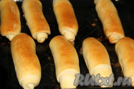 Булочки из дрожжевого теста выпекать до золотистого цвета (минут 25) при температуре 200 градусов.