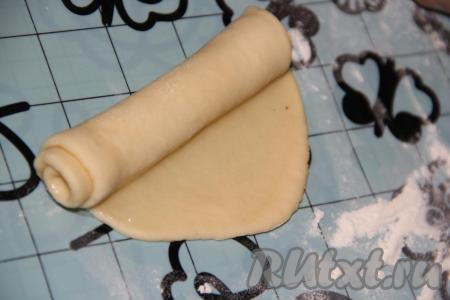 Свернуть каждую часть теста в рулетик.