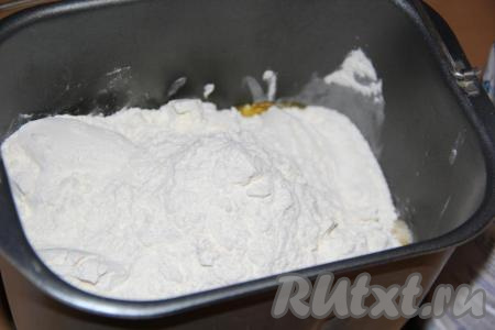 Всыпать просеянную муку, соль и установить режим "Замес теста" (в моей хлебопечке длительность этого режима 1,5 часа), крышку хлебопечки закрыть.