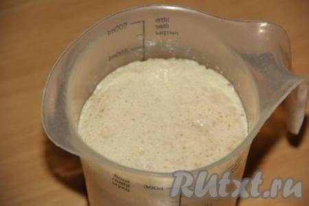 В тёплое молоко (температура молока должна быть не более 40 градусов) всыпать сахар и дрожжи, перемешать и оставить опару минут на 15&nbsp;в тёплом месте  (до появления на поверхности пышной пенной шапочки).