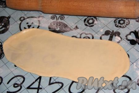 С помощью кисти смазать каждую раскатанную часть теста растительным маслом.