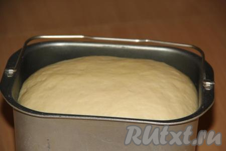 Если замешивать тесто вручную, тогда нужно в миску влить опару, добавить растопленное не горячее масло и яйцо, слегка перемешать, затем всыпать муку и соль, замесить приятное в работе, мягкое тесто, оставить его в тепле на 1,5 часа под полотенцем (или плёнкой). В результате подъёма тесто увеличится в два раза.