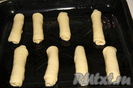 Противень смазать растительным маслом, выложить на него заготовки булочек на некотором расстоянии друг от друга.&nbsp;