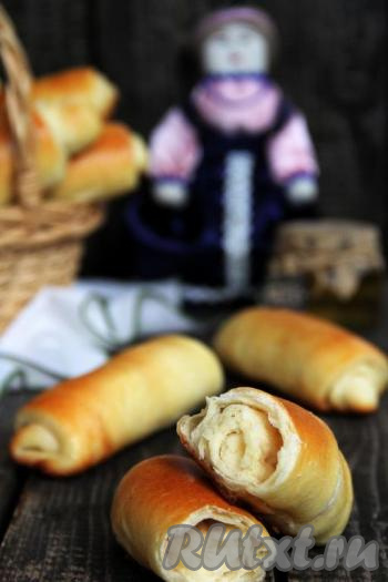 Эти булочки из дрожжевого теста, испечённые в духовке, можно кушать&nbsp;и в горячем, и в холодном виде. Особенно вкусно&nbsp;подать их с молоком.