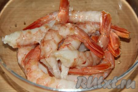 Лангустинов разморозить при комнатной температуре. Очистить лангустинов от головы и панциря, хвостики я решила оставить.
