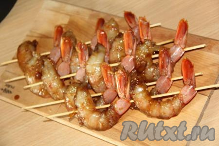 По прошествии времени на каждую шпажку надеть три замаринованных лангустина.
