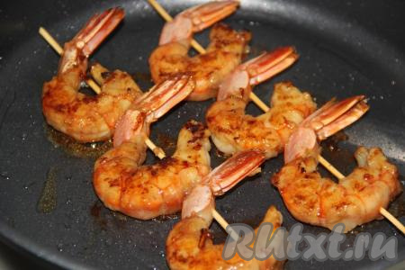 Жарить лангустинов по 2 минуты с каждой стороны на среднем огне.