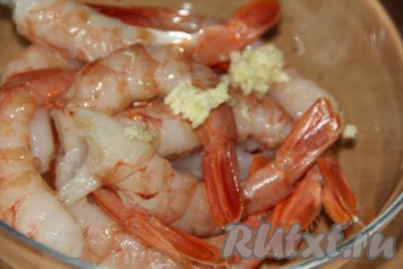Чеснок почистить, пропустить через пресс и добавить в миску с лангустинами.