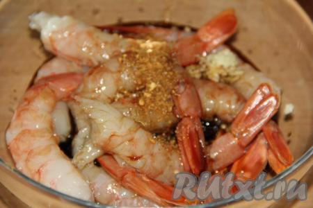 К лангустинам и чесноку добавить сок лимона, соевый соус и специи.&nbsp;