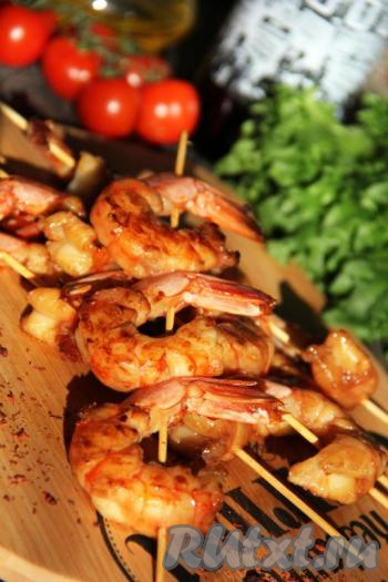 Очень вкусных, нежных лангустинов на шпажках подать к столу с нарезкой из свежих овощей.