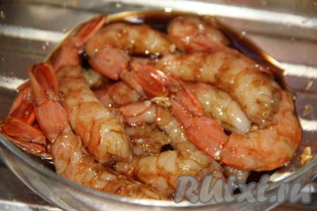 Перемешать лангустинов со специями и оставить мариноваться на 30 минут.&nbsp;