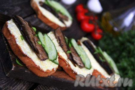Подать бутербродики к столу. Очень вкусные и сытные бутерброды, приготовленные со шпротами, яйцами и свежим огурцом, украсят не только повседневный, но и любой праздничный стол.