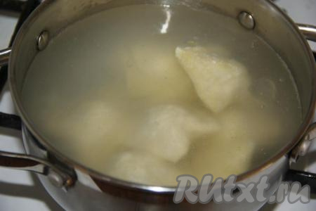 А часть вареников сварила, для этого нужно воду в кастрюле довести до кипения, добавить щепотку соли и выложить вареники с ягодами в кипящую воду, снова дать закипеть.