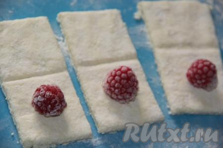 Разрезать творожный пласт на заготовки вареников так, чтобы было две секции в одной заготовке.