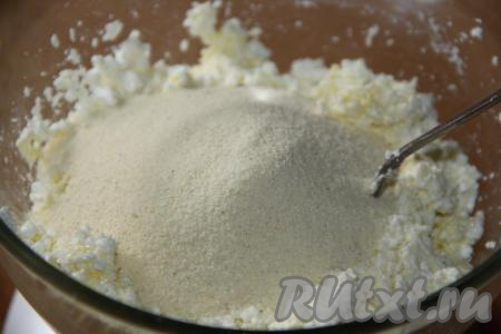 Добавить щепотку соли и манку.