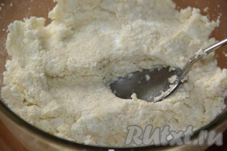 Перемешать массу ложкой.