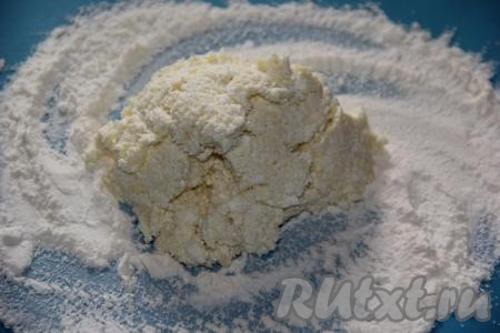 Получившуюся массу выложить на припылённую мукой поверхность и замесить не липнущее к рукам тесто. Мне хватило 2 столовых ложек муки, но мука бывает разной, поэтому ориентируйтесь по консистенции теста.