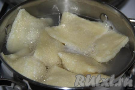 Варить вареники с малиной, с момента закипания воды, 7-8 минут на небольшом огне.