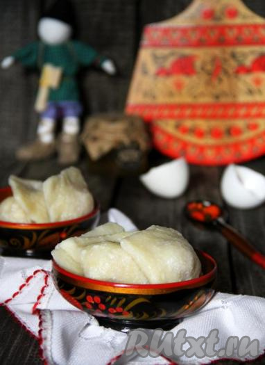 Подать вкусные и сытные&nbsp;вареники с начинкой из замороженной малины к столу, добавив&nbsp;сметану или варенье.