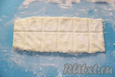 Получившееся тесто разделить на две-три части. Каждую часть теста на столе, присыпанном мукой, раскатать в&nbsp;прямоугольный пласт. Палочкой для суши разделить на секции по размерам вареника (как на фото).