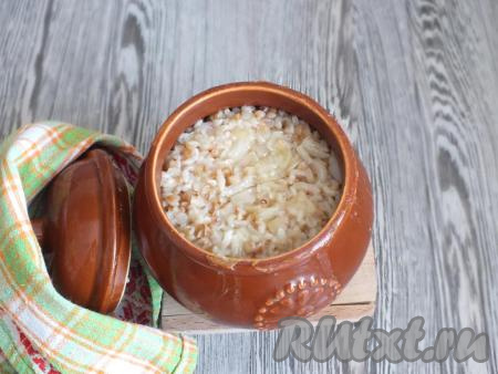 По истечении времени жидкость полностью должна впитаться. Выключите духовку и оставьте кашу с накрытой крышкой в духовке на 15 минут, чтобы она "упрела".