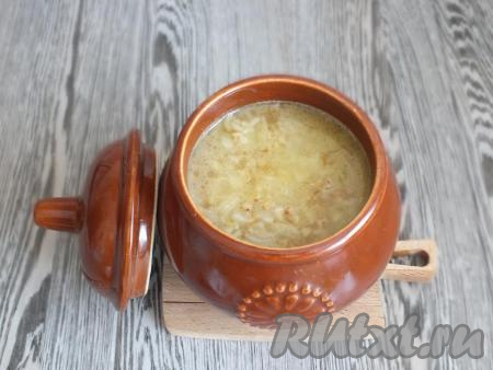 Через указанное время достаньте горшочек с гречнево-рисовой кашей из духовки. Большая часть жидкости должна впитаться. Долейте оставшиеся 150 мл воды, посолите, добавьте чёрный молотый перец по вкусу, закройте крышкой и поставьте опять в духовку на 30 минут.