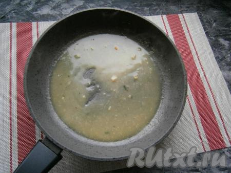 Таким образом пожарить на сковороде все оладьи из репчатого лука. Далее оладушки переложить в подходящую миску или кастрюльку (ёмкость, в которую будете складывать оладушки, выбирайте в зависимости от того, где вы их будете доводить в дальнейшем до полной готовности - в микроволновке или в духовке). В сковороду, где жарились оладьи и осталось масло, всыпать чайную ложку муки, размешать и сразу же влить горячий бульон, быстро перемешать - получится соус для оладий.