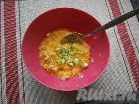 Перемешать и добавить измельчённый зелёный лук.