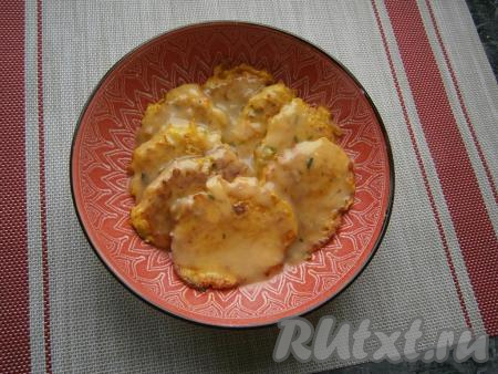 Этим соусом полить луковые оладьи и довести их до готовности в духовке, разогретой до 180 градусов, в течение 7-10 минут или в микроволновке в течение 1,5 минут при мощности 750 Ватт.