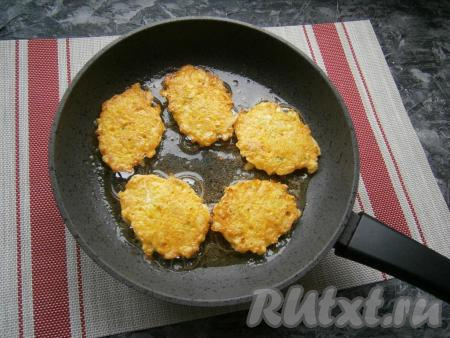 Жарить луковые оладьи до румяности с двух сторон на среднем огне.