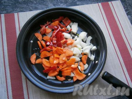 Удалить семена и плодоножку из болгарского перца, очистить лук и морковку. Лук и болгарский перец нарезать произвольно, морковку - полукружочками, выложить овощи в сковороду, влить 3 столовые ложки растительного масла.