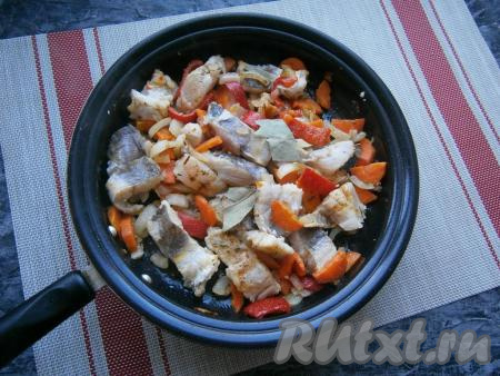 Перемешать, добавить лавровый листик.