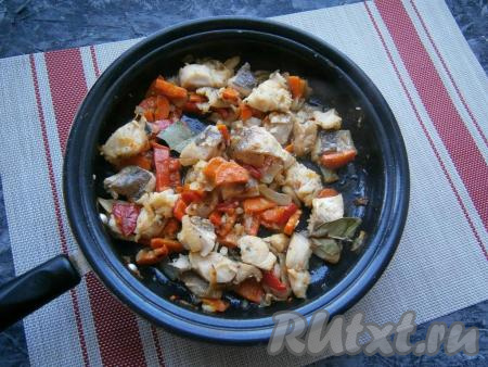 Влить 2 столовые ложки бульона (или воды) и обжаривать хека с овощами на небольшом огне минут 5-7 (до готовности рыбы), часто и аккуратно перемешивая. Рыбка в блюде получается нежной, а овощи - "альденте" (с небольшой хрустинкой) - очень вкусно.