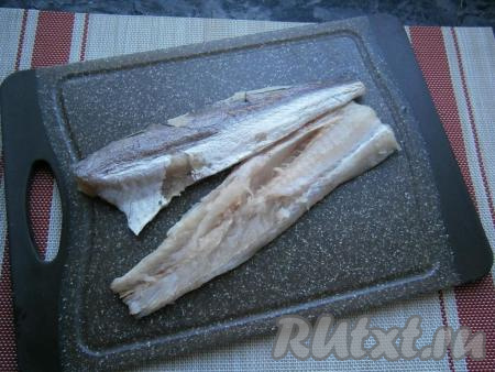 Хека разморозить, плавники отрезать, из брюшка удалить чёрную плёночку, затем филе рыбки отделить от костей.